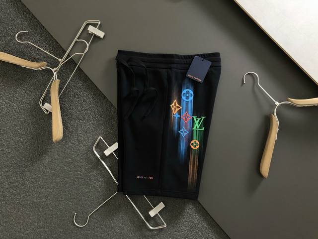 L牌*微宽版型S-Xl 最新最顶级彩色立体胶印融合短裤，最顶级的品质专柜原单休闲裤顶级制作工艺进口面料，专柜款独特设计，采用进口高端订制进口丝线手感一流！官网在