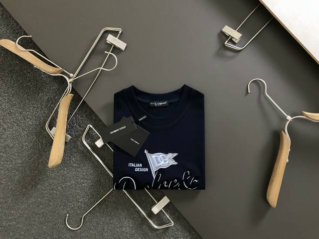 D&G*合身版型M-Xxxl 25春夏顶级贴布刺绣潮流经典短袖，精致工艺专柜面料，顶级元素融合打造，经典短袖3标齐全，潮男时尚，无论是上身舒适度还是都是无可比拟