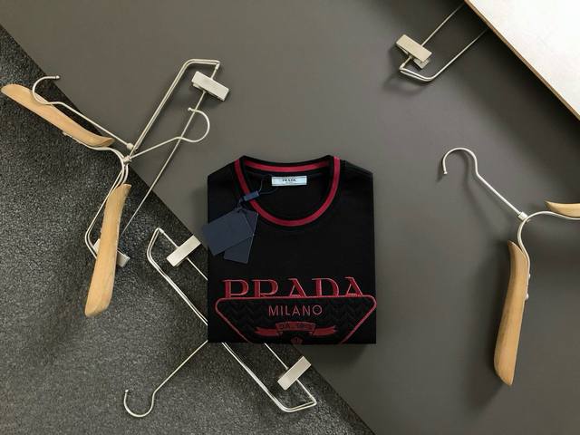 Prad*微宽版型M-Xxxl 25春夏顶级重共红色刺绣融合顶级贴布工艺重磅潮流短袖，精致工艺专柜面料，顶级元素融合打造，经典短袖3标齐全，潮男时尚，无论是上身