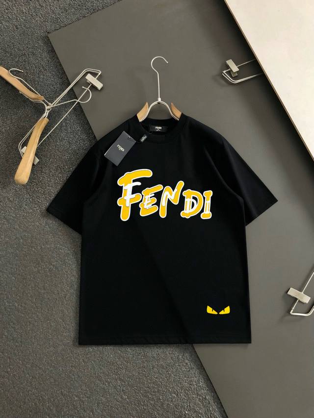 Fd 2025春夏新款首发专柜最新款短袖圆领T恤 高端订制 设计前卫时尚！品牌Logo重工艺设计 高端定制面料.手感柔软.穿着舒适.专柜级别精致车线.做工精细.