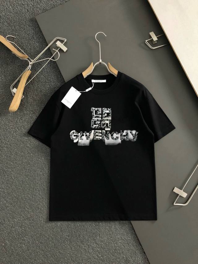 Gvc 2025春夏新款首发专柜最新款短袖圆领T恤 高端订制 设计前卫时尚！品牌Logo重工艺设计 高端定制面料.手感柔软.穿着舒适.专柜级别精致车线.做工精细