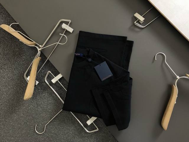 L牌*合身版型S-Xl 25春夏顶级黑色线绣经典短袖，精致工艺专柜面料，顶级元素融合打造，经典短袖3标齐全，潮男时尚，无论是上身舒适度还是都是无可比拟的存在，可