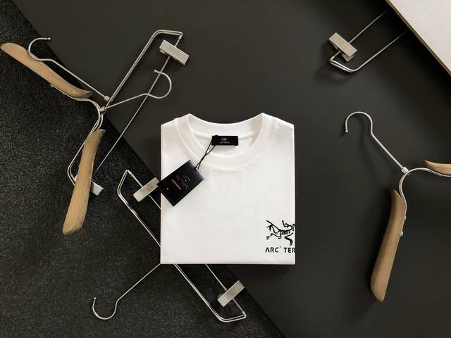 Szn*阔版版型M-Xxxl 顶级黑色立体胶印前后幅对应Logo重磅短袖，精致工艺专柜面料，顶级元素融合打造，经典短袖3标齐全，潮男时尚，无论是上身舒适度还是都