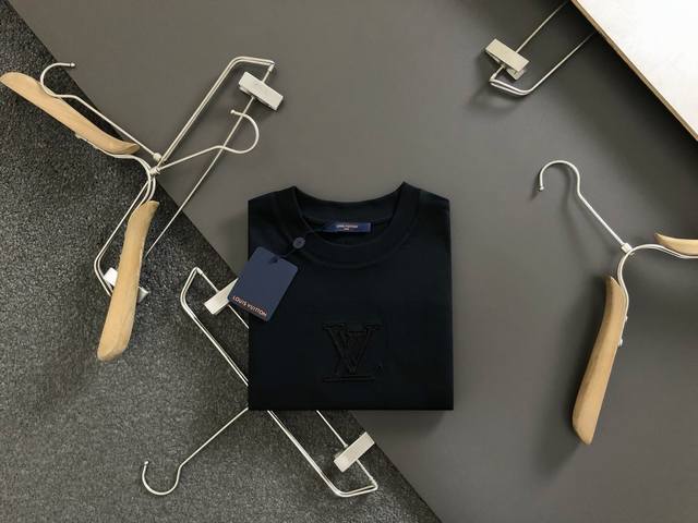 L牌*合身版型M-Xxxl 25春夏顶级刺绣潮流经典短袖，精致工艺专柜面料，顶级元素融合打造，经典短袖3标齐全，潮男时尚，无论是上身舒适度还是都是无可比拟的存在