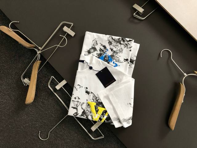 L牌*微宽版型S-Xl 25早春最新经典彩色贴布绣手绘工艺重磅短袖，高端品质专柜原单圆领援助，顶级制作工艺进口面料，专柜款独特设计，采用进口高端订制进口丝线手感