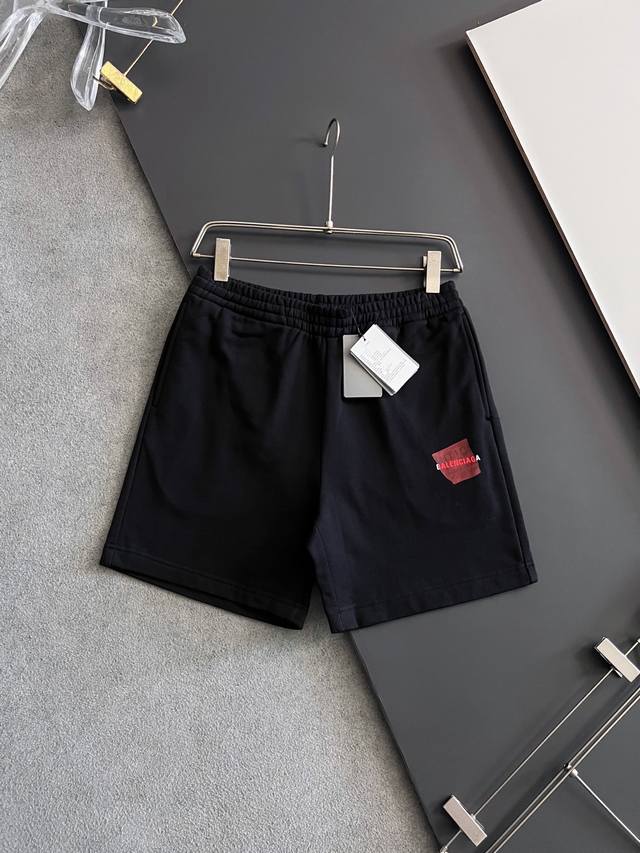 品质元单Balenciga25Ss新款2色红胶带字母短裤， 面料采用毛圈纯棉制作而成，叠层印花工艺，手感非常舒服 两侧开一字袋 ，松紧腰头，时尚又个性，超级百搭