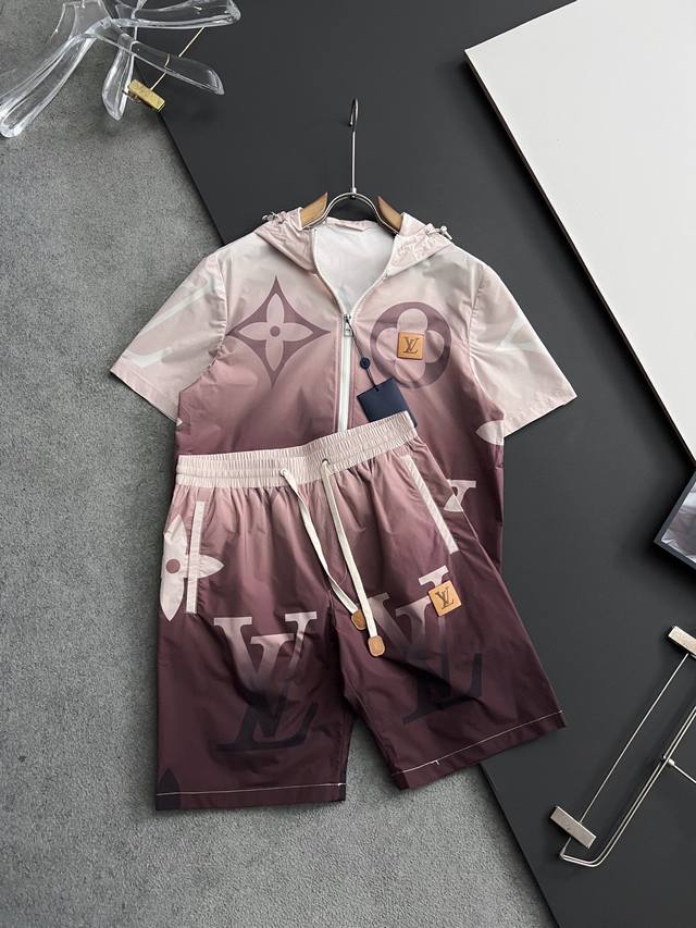 套装1V*2025Ss 半袖小衫短裤套装，新季系列将标识巧妙融入设计，在这款百搭T恤上，带着标志性意蕴的图案字母.高调呈现于衣身.上身挺阔，面料轻薄舒适度佳 码