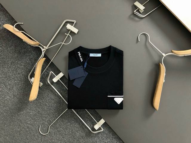 Prad*合身版型M-Xxxl 25春夏顶级黑色口袋款金属三角标重磅经典短袖，精致工艺专柜面料，顶级元素融合打造，经典短袖3标齐全，潮男时尚，无论是上身舒适度还