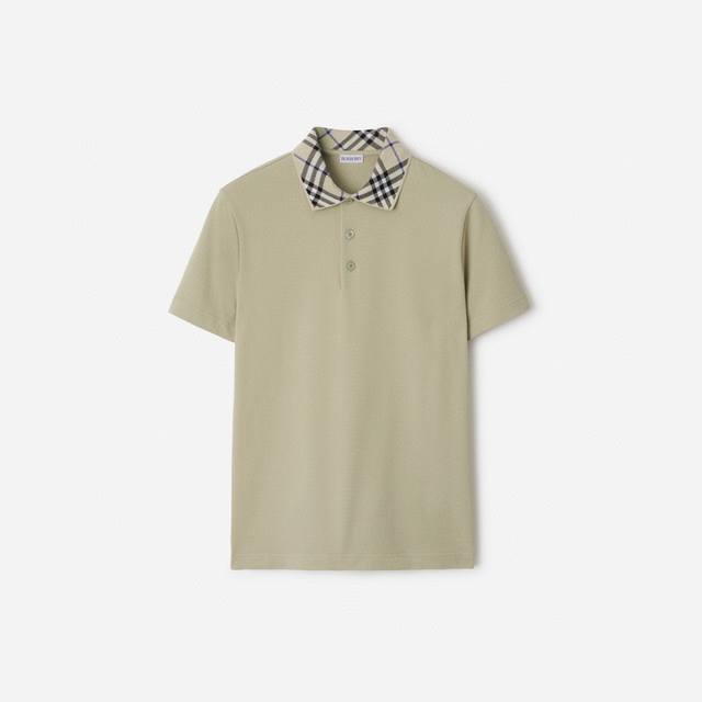 Bur25Ss新款Polo 衫，这款Polo选用棉质珠地网眼布面料打造，衣领处融入针织 Burberry格纹设计，贝壳纽扣刻有Bbr英文字母，呈现修身版型，款式