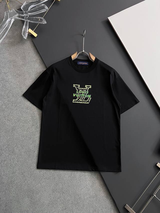 2025新品！1V 爆款现货春夏短袖，简约基础衣橱神器， 休闲百搭必备款 做工走线质感一流，微宽松版型 码数M-3Xl