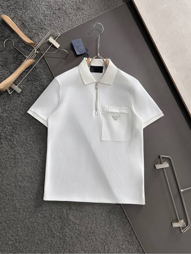 Prad 25Ss新款经典三角标半拉链Polo衫，原版1:1开发，采用珠地棉面料精心打造，以全新运动风格呈现经典设计，款式新颖时尚，男女同款，强烈推荐！码数 M
