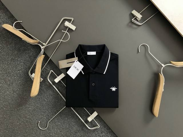 Dir*合身版型M-Xxxl 2025春夏经典专柜款小蜜蜂胸口绣标Polo短袖，精致工艺专柜面料，顶级元素融合打造，经典短袖3标齐全，潮男时尚，无论是上身舒适度