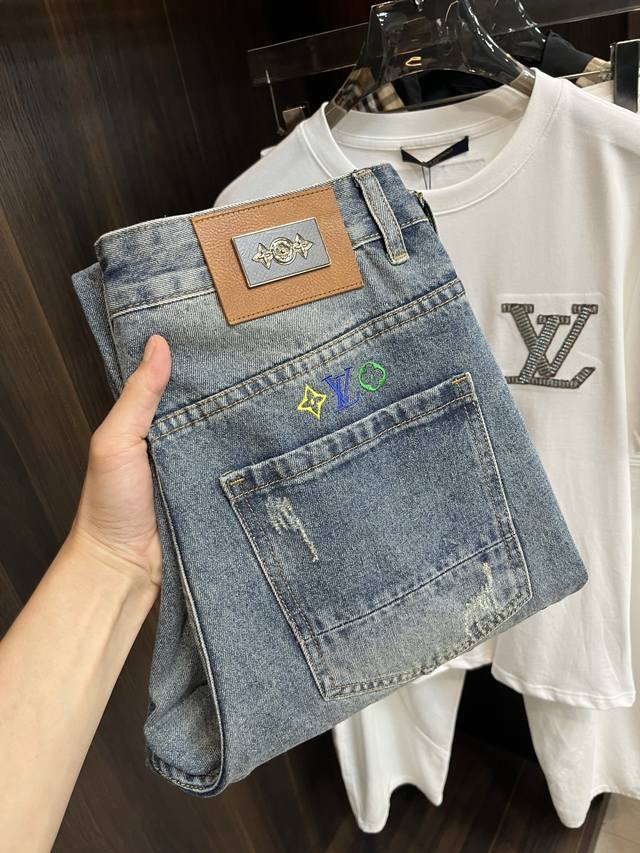 主推 Lv 独家专供新款驴牌潮男时尚阔腿牛仔裤，高端欧版原单裤子，潮流时尚休闲裤子 透气舒适度高，细节无可挑剔，品牌元素设计理念，体现高品质。呈现休闲裁剪，上身