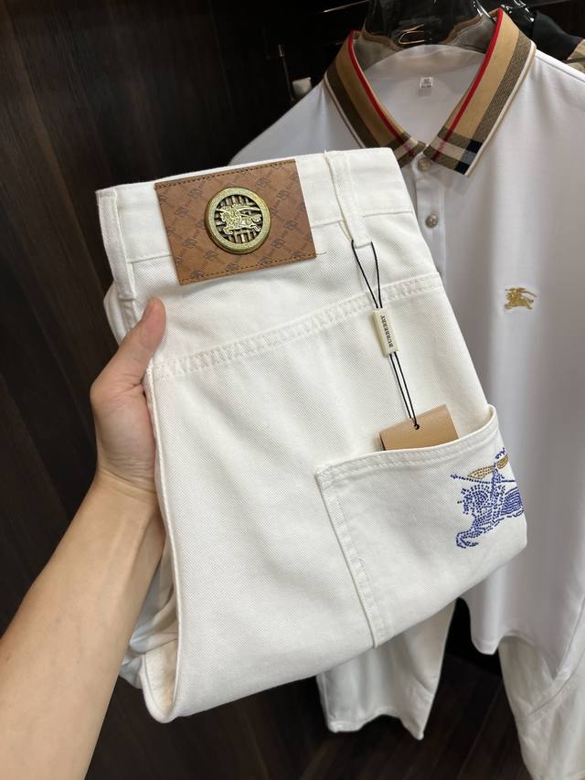 主推 Burberry 独家专供新款巴宝莉潮男时尚阔腿牛仔裤，高端欧版原单裤子，潮流时尚休闲裤子 透气舒适度高，细节无可挑剔，品牌元素设计理念，体现高品质。呈现