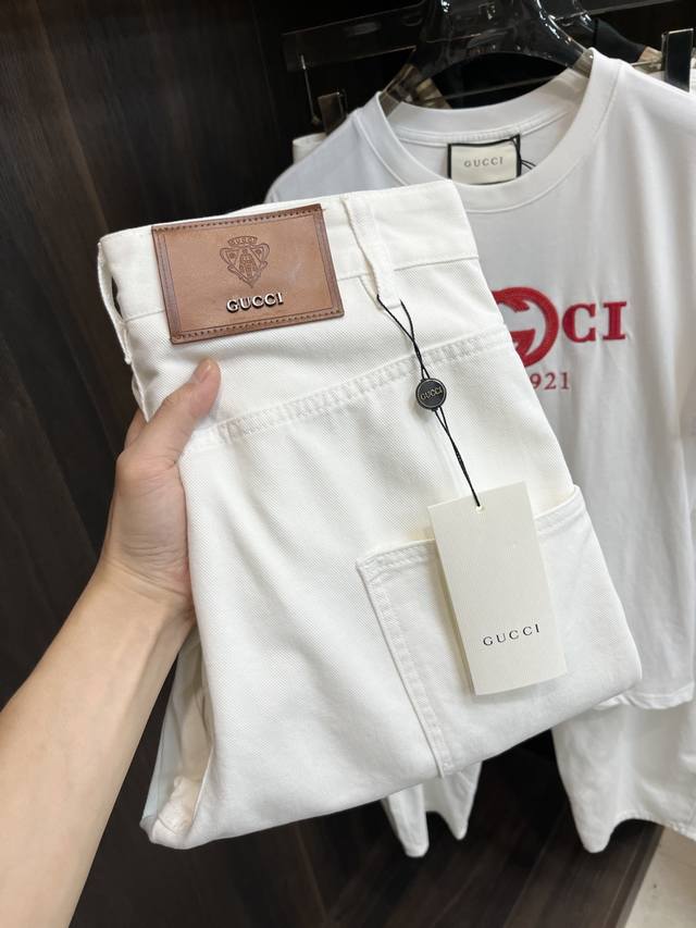 主推 Gucci 独家专供新款古驰潮男时尚阔腿牛仔裤，高端欧版原单裤子，潮流时尚休闲裤子 透气舒适度高，细节无可挑剔，品牌元素设计理念，体现高品质。呈现休闲裁剪