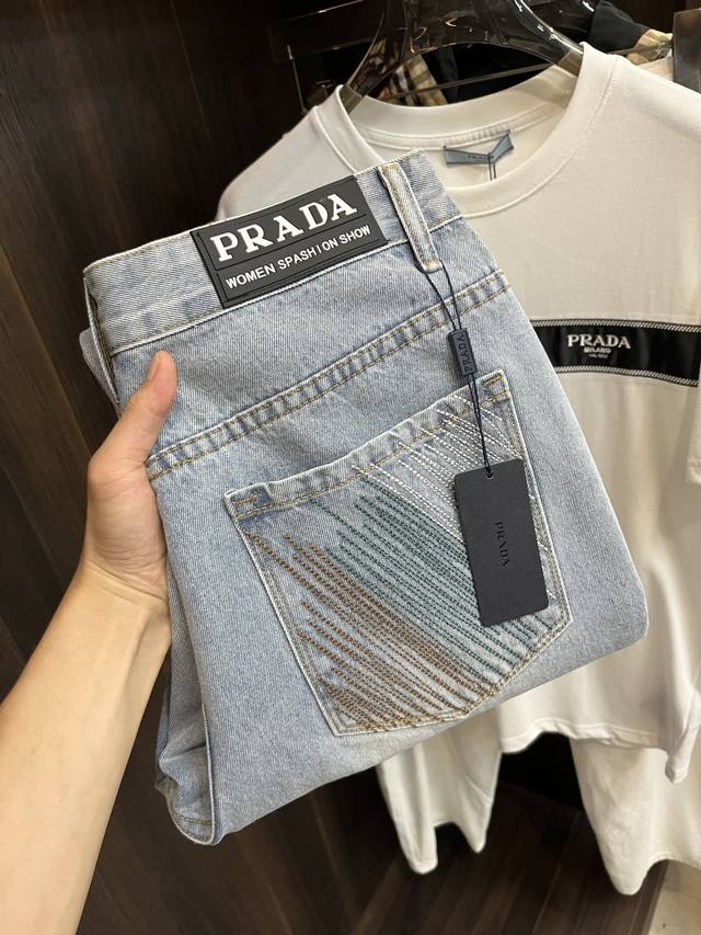 主推 Prada 独家专供新款普拉达潮男时尚阔腿牛仔裤，高端欧版原单裤子，潮流时尚休闲裤子 透气舒适度高，细节无可挑剔，品牌元素设计理念，体现高品质。呈现休闲裁