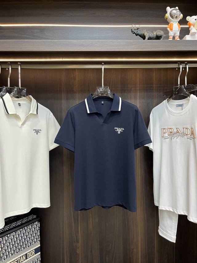 主推 Prada 独家专供秋季新款普拉达时尚休闲翻领短袖，高密度纯棉珠地面料，高级密针刺绣、高端欧版原单T恤，潮流时尚休闲半袖 透气舒适度高，细节无可挑剔，品牌