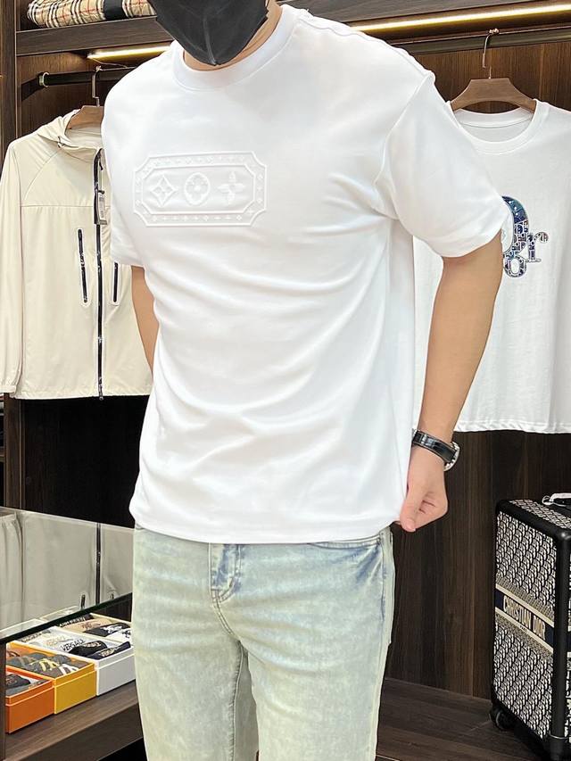 主推 Lv 独家专供秋季新款驴牌时尚休闲圆领短袖，高密度320克纯棉面料，高级密针刺绣、高端欧版原单T恤，潮流时尚休闲半袖 透气舒适度高，细节无可挑剔，品牌元素