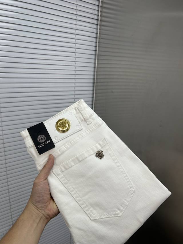 Versace范思哲 2025新品男士牛仔裤 面料舒适弹性好。独家发售 时尚优雅 重工艺设计。采用原色酵母水洗工艺 精选进口重磅丹宁牛仔面料 配定制五金装饰 真