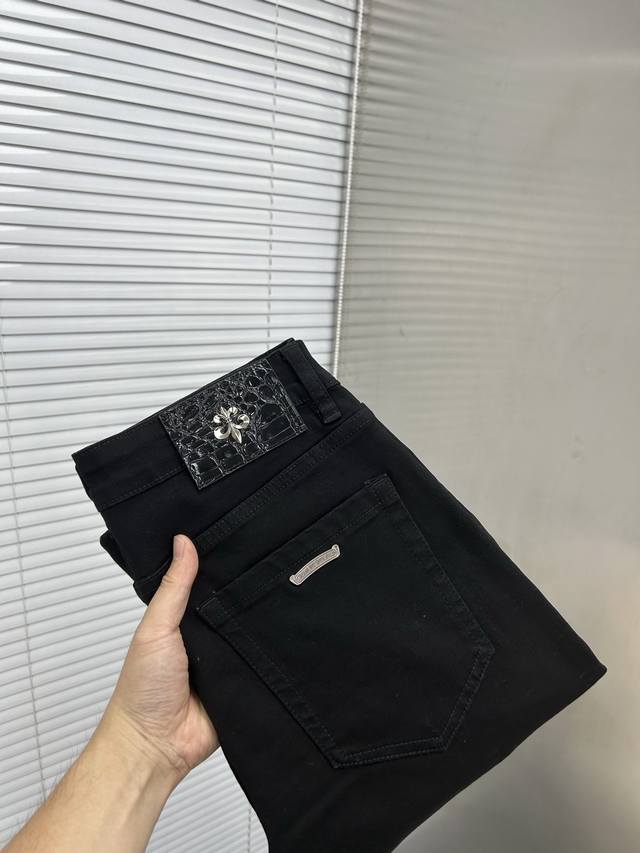 Ch克罗心 2025新品男士牛仔裤 面料舒适弹性好。独家发售 时尚优雅 重工艺设计。采用原色酵母水洗工艺 精选进口重磅丹宁牛仔面料 配定制五金装饰 真皮皮牌 精