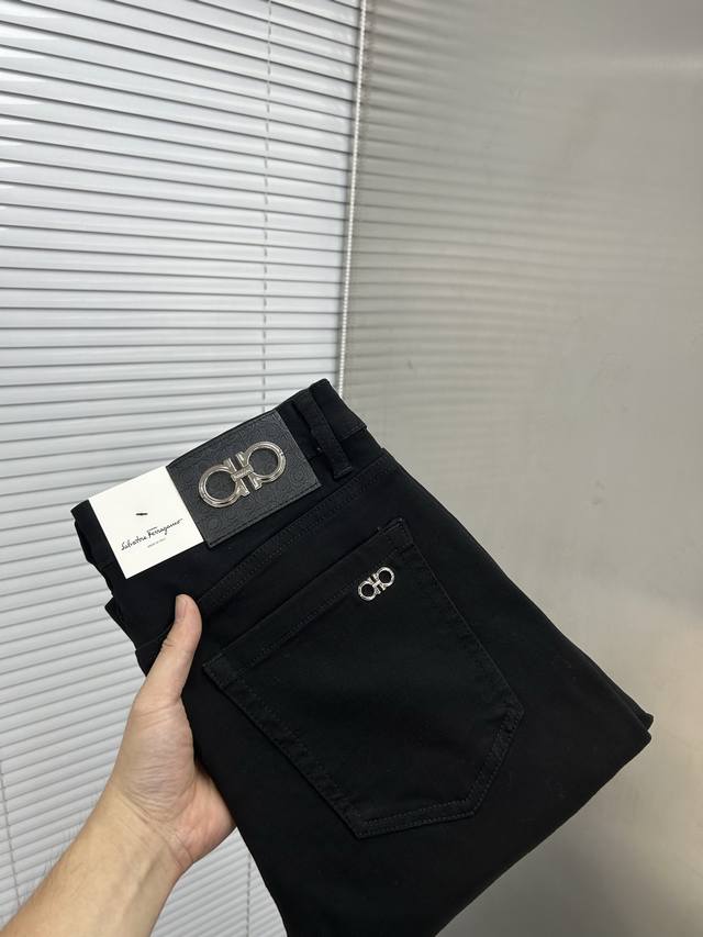 Sf菲拉格慕 2025新品男士牛仔裤 面料舒适弹性好。独家发售 时尚优雅 重工艺设计。采用原色酵母水洗工艺 精选进口重磅丹宁牛仔面料 配定制五金装饰 真皮皮牌