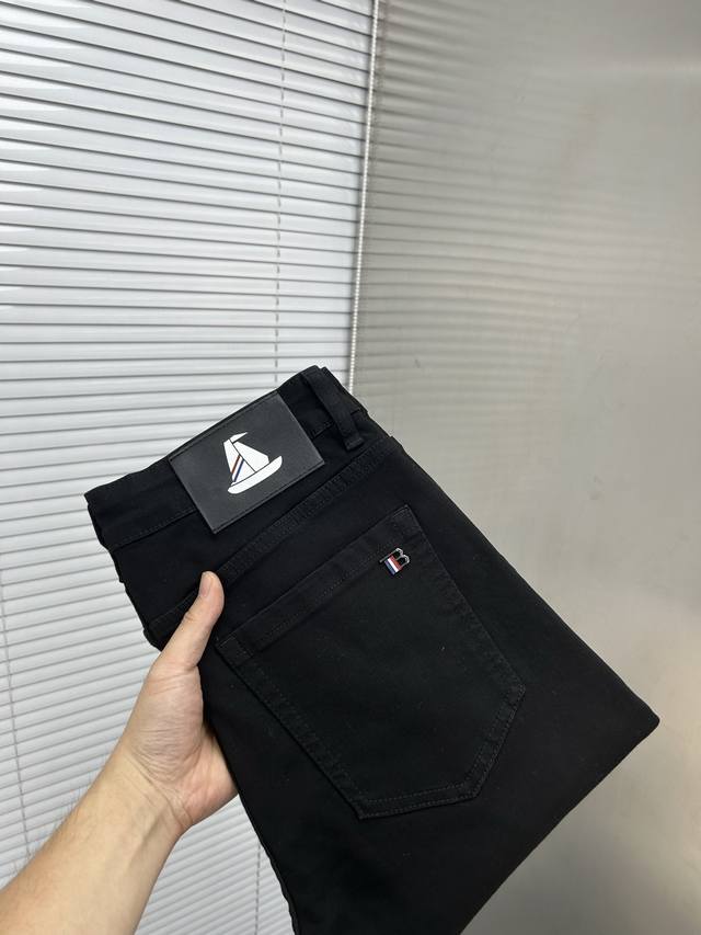 Tb汤姆布朗 2025新品男士牛仔裤 面料舒适弹性好。独家发售 时尚优雅 重工艺设计。采用原色酵母水洗工艺 精选进口重磅丹宁牛仔面料 配定制五金装饰 真皮皮牌