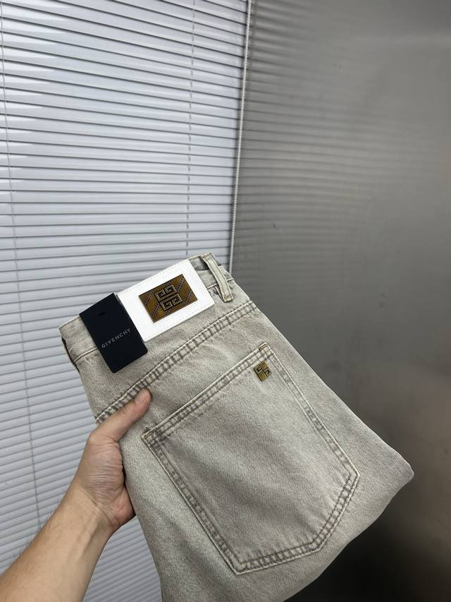 Givenchy纪梵希 2025新品男士牛仔裤 面料舒适弹性好。独家发售 时尚优雅 重工艺设计。采用原色酵母水洗工艺 精选进口重磅丹宁牛仔面料 配定制五金装饰
