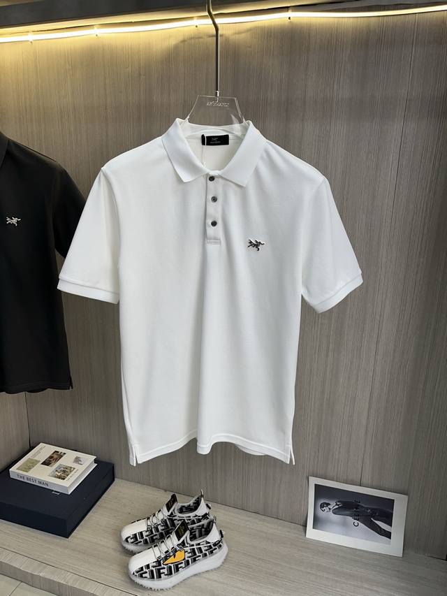 Arcteryx始祖鸟 2025春夏新款Polo衫商务休闲翻领短袖T恤，精致合体的剪裁版型衬托出了极简主义的设计风格，把优雅风展露的一览无余！高克重260G纯棉