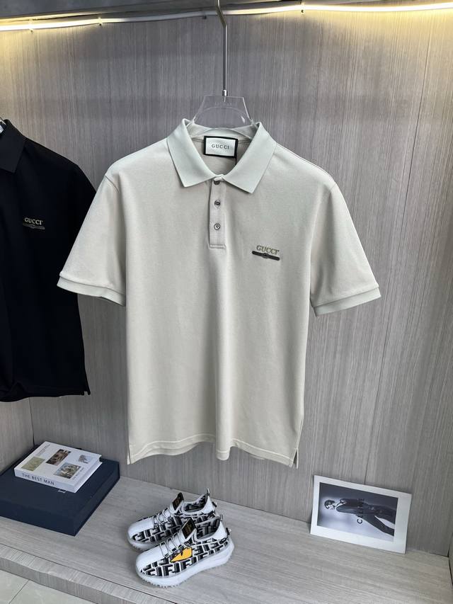 Gucci古奇 2025春夏新款Polo衫商务休闲翻领短袖T恤，精致合体的剪裁版型衬托出了极简主义的设计风格，把优雅风展露的一览无余！高克重260G纯棉珠地面料