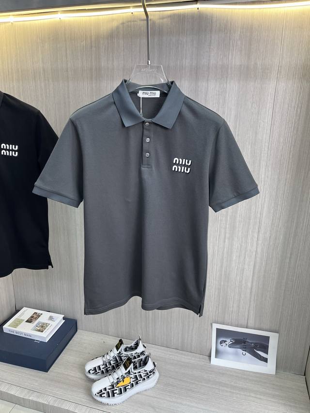 Miu Miu缪缪 2025春夏新款Polo衫商务休闲翻领短袖T恤，精致合体的剪裁版型衬托出了极简主义的设计风格，把优雅风展露的一览无余！高克重260G纯棉珠地