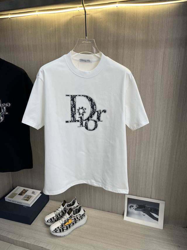 Dior迪奥 2025Ss春夏高品质纯棉短袖T恤，顶级原单品质，当下最新工艺要求，顶级订单要求车线做工，超级好搭配，顶级定制，搭配整件细节 ，品质及剪裁设计都堪