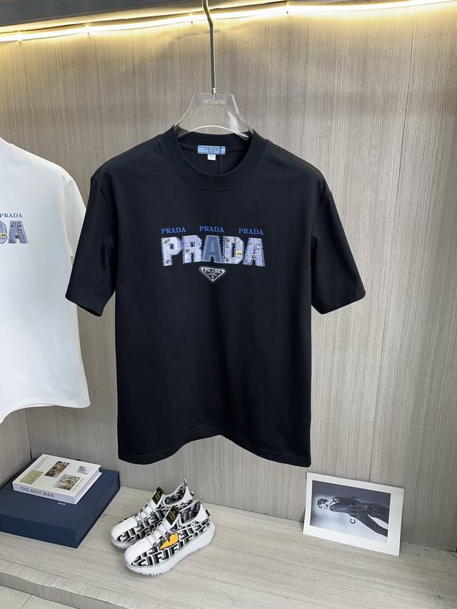 Prada普拉达 2025Ss春夏高品质纯棉短袖T恤，顶级原单品质，当下最新工艺要求，顶级订单要求车线做工，超级好搭配，顶级定制，搭配整件细节 ，品质及剪裁设计