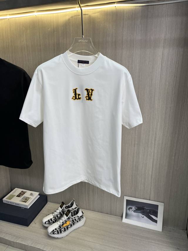 Lv路易威登 2025Ss春夏高品质纯棉短袖T恤，顶级原单品质，当下最新工艺要求，顶级订单要求车线做工，超级好搭配，顶级定制，搭配整件细节 ，品质及剪裁设计都堪