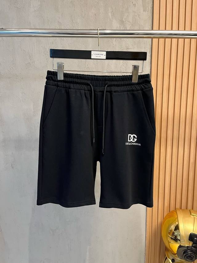 Dg杜嘉班纳 新款来袭 2025春夏新款休闲裤短裤，进口高密度定制面料，舒适柔软亲肤，笔挺不易起皱，简单明了，超级百搭上身效果超级棒时尚百搭，笔挺有型，衣橱必备