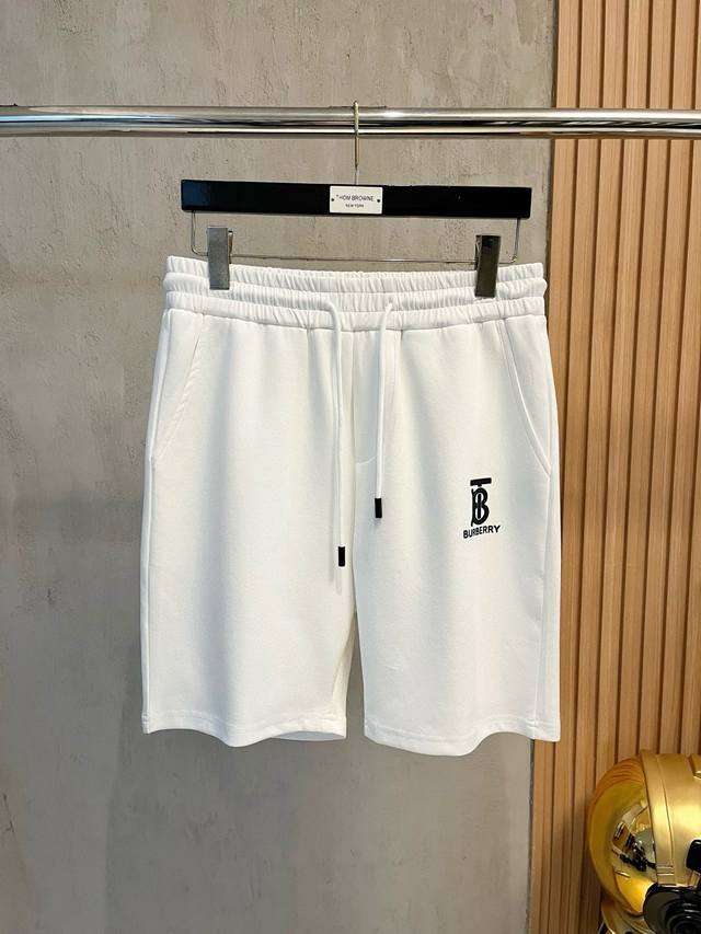 Burberry巴宝莉 新款来袭 2025春夏新款休闲裤短裤，进口高密度定制面料，舒适柔软亲肤，笔挺不易起皱，简单明了，超级百搭上身效果超级棒时尚百搭，笔挺有型