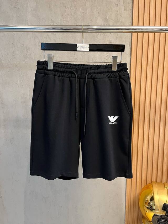 Armani阿玛尼 新款来袭 2025春夏新款休闲裤短裤，进口高密度定制面料，舒适柔软亲肤，笔挺不易起皱，简单明了，超级百搭上身效果超级棒时尚百搭，笔挺有型，衣