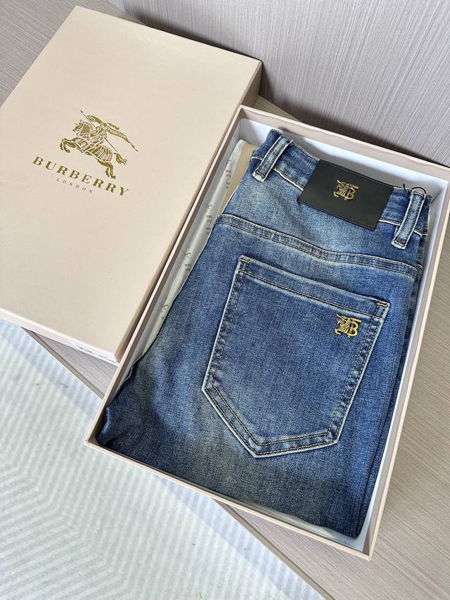 Bbr巴家25Ss春夏新款牛仔裤 浅蓝色洗水 后口袋品牌字母印花 前幅贴布破洞设计 潮流时尚单品 小直筒设计 时尚百搭 码数29-38 无35，37