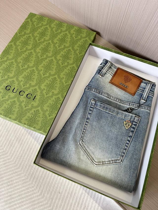Gu古家25Ss春夏新款牛仔裤 浅蓝色洗水 后口袋品牌字母印花 前幅贴布磨破设计 潮流时尚单品 小直筒设计 时尚百搭 码数29-38 无35，37