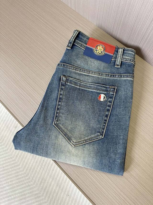 Mon蒙口25Ss春夏新款牛仔裤 深蓝色洗水 后口袋品牌金属徽章设计，潮流时尚单品 小直筒设计 时尚百搭 码数29-38 无35，37