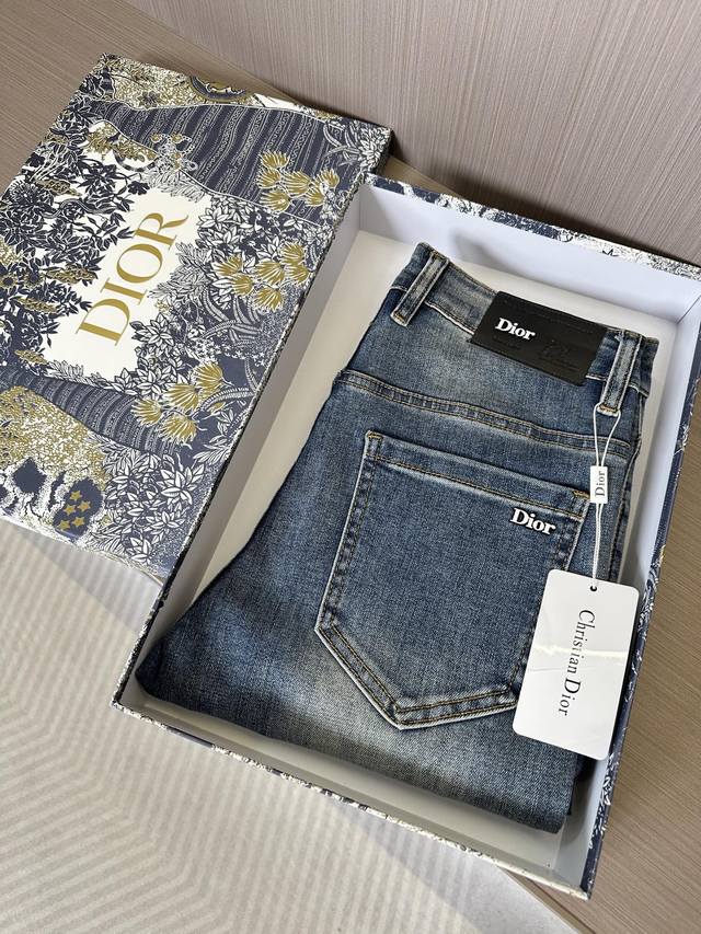 Dh迪奥25Ss春夏新款牛仔裤 浅蓝色洗水 后口袋品牌字母金属徽章 潮流时尚单品 小直筒设计 时尚百搭 码数29-38 无35，37