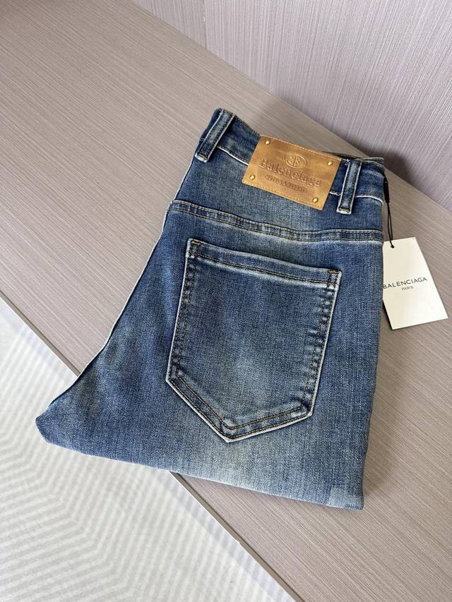 Balenciaga巴黎世家25Ss春夏新款牛仔裤 浅蓝色洗水 侧边品牌字母印花设计 潮流时尚单品 小直筒设计 时尚百搭 码数29-38 无35，37