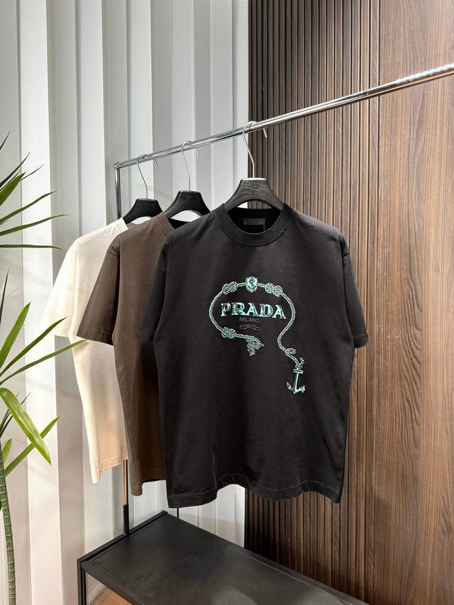 Prada 2025Ss春夏新款短袖 全棉平纹面料打造 再洗水定型 磨破工艺 前胸Logo3D立体压胶工艺 高品质 手感柔软 定制面料 做工精细 男女同款 黑色
