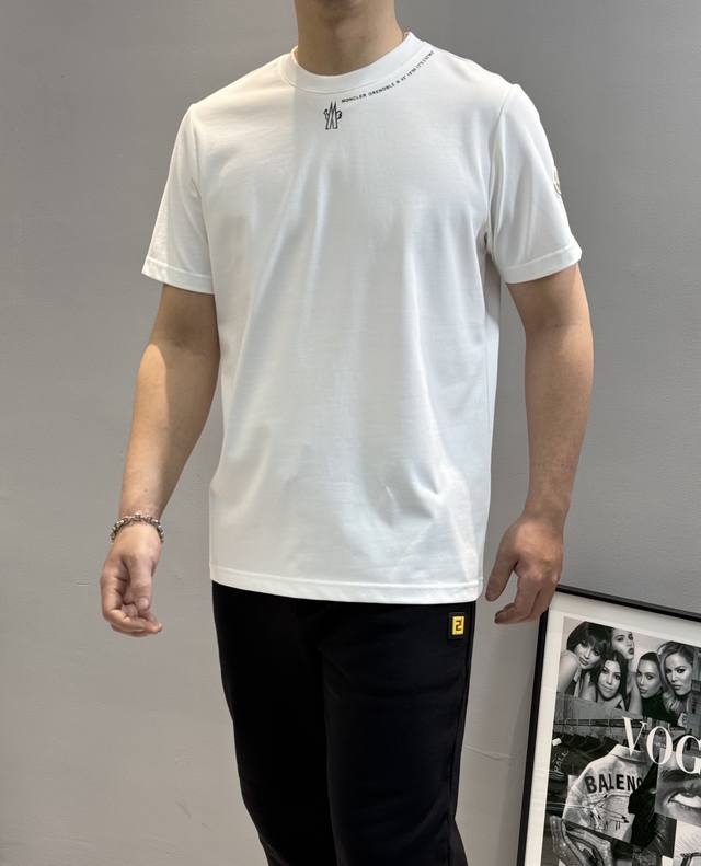 Moncler 蒙-口2025Ss 短袖T恤，领口下方经典品牌字母设计.袖子搭配原版小帽子. G纯棉双纱面料，对色定染面料，超精细平网印花工艺，潮流感十足，采用
