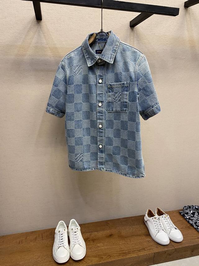 Lv 25新款棋盘格牛仔衣 取材繁复 Damier 提花，与种子图案共同营造惬意氛围。Marque L.Vuitton DéPoséE 标识融入织纹，珍珠纽扣和