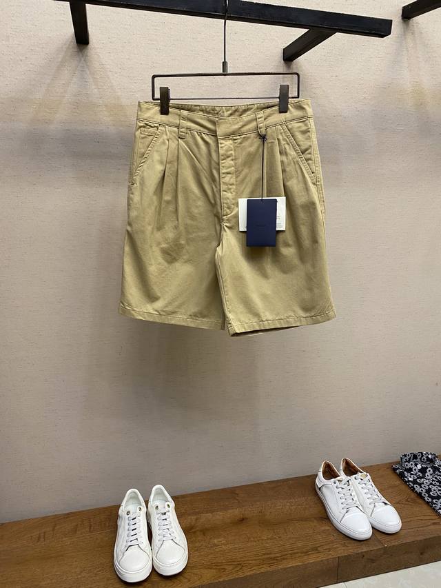 Prada，棉质帆布短裤 进一步探索正装服饰，一系列正装造型在该系列闪耀登场。这款短裤以棉布匠心打造，延续这一设计主题。升级演绎为现代风格细节 尺码：46-52