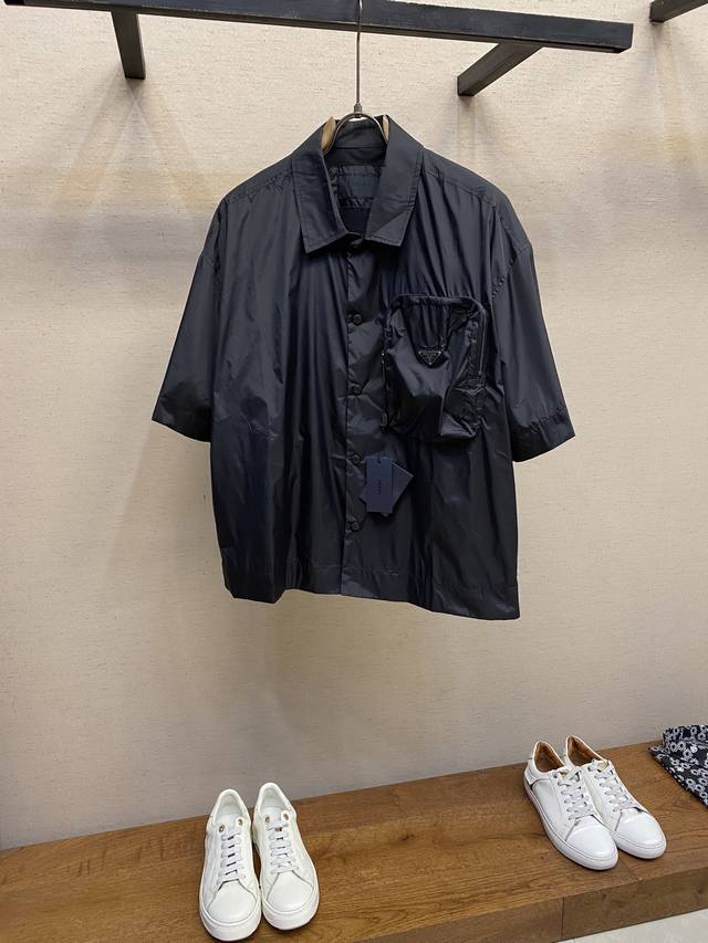 Prada、23新款三角标口袋机能衬衫 尼龙面料触感细腻程度更是超乎想象 立体口袋就是酷酷工装机能炸街风格 经典的倒三角标Logo标志性满满 超级好看 做工很复