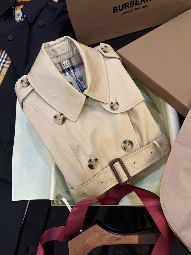 新版切尔西版型 – Heritage Trench 女士长款风衣蜂蜜色 Bur王牌尖货，镇店之宝 能传承几代的经典风衣，最顶级的原厂原面料，市场最牛的货没有之一