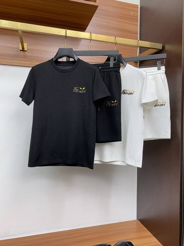 套装 芬迪 2025新款短裤短袖套装采用客供独家进口定制面料，面料表面非常有质感显而易见，上身透气轻薄十分舒适，细节处彰显设计特色与精湛工艺，整体细节美妙绝伦！