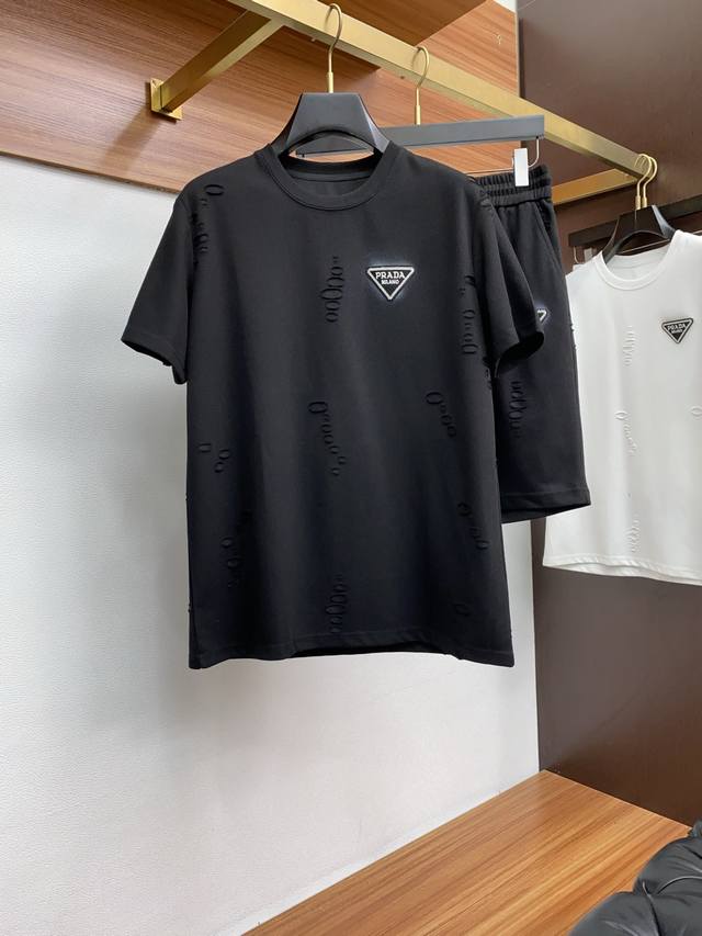 套装 普拉达 2025新款短裤短袖套装采用客供独家进口定制面料，面料表面非常有质感显而易见，上身透气轻薄十分舒适，细节处彰显设计特色与精湛工艺，整体细节美妙绝伦