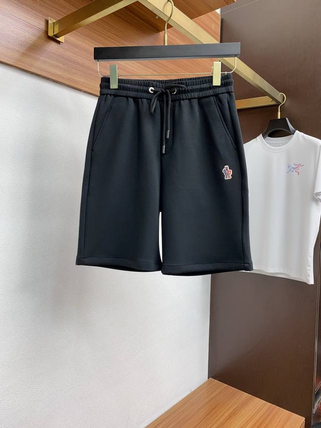蒙口 2025春夏季新款，最新休闲短裤。原版裤型上身休闲百搭、随性慵懒范，高级定制弹力速干面料，订制刺绣工艺 舒适感爆棚。高端大气，夏天的味道有没有，首选 。2